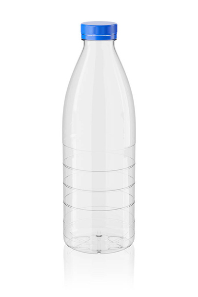 пластиковый прозрачный макет бутылки молока изолированы на белом фоне. Трехмерная иллюстрация. - Фото, изображение