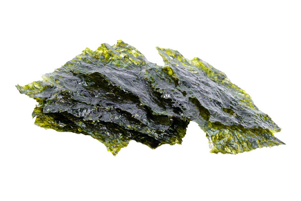 Mořské nori čipy jsou suché japonské organické mořské řasy izolované na bílém pozadí. - Fotografie, Obrázek
