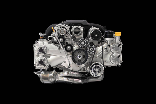 Более мощный двигатель нового поколения потребляющий меньше топлива, изолированный на черном фоне - Фото, изображение