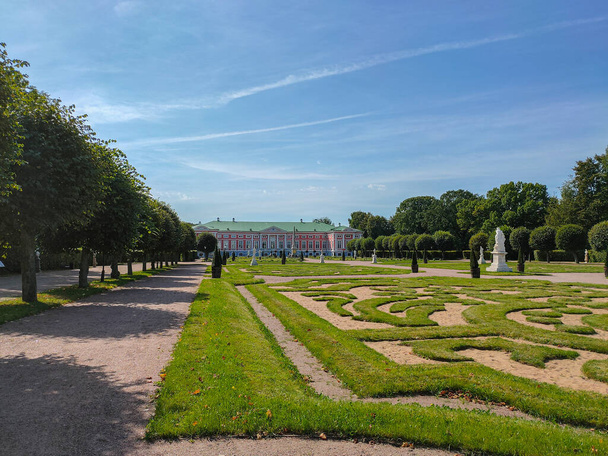 Maisema näkymä säännöllisesti Ranskan puiston patsaita ja palatsi Kuskovo Manor, jäämistö kreivi Sheremetev - Valokuva, kuva