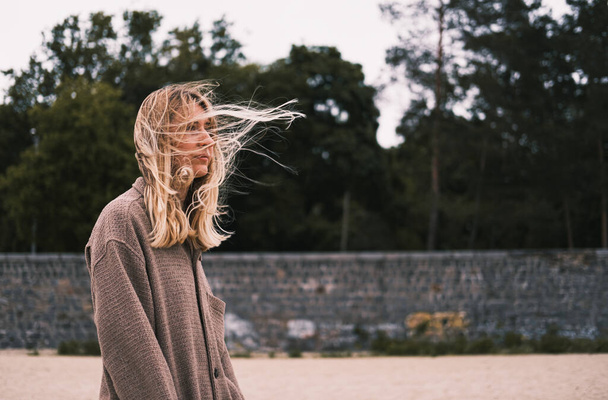 Retrato de uma mulher com vento no cabelo na praia - Foto, Imagem