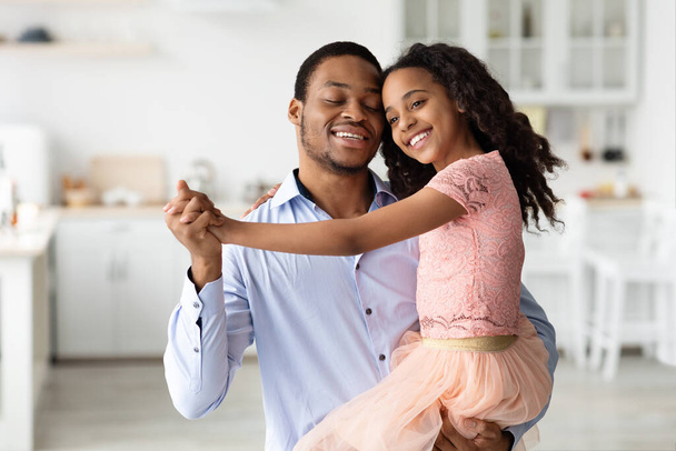 Συναισθηματικός μαύρος πατέρας και κόρη χορεύουν βαλς στο σπίτι - Φωτογραφία, εικόνα