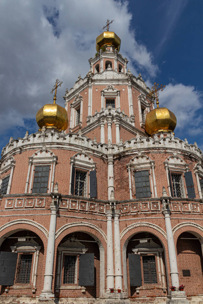 Bella Chiesa dell'Intercessione a Fili, Mosca, Russia. Costruito agli inizi del 1690 il monumento classico dell'architettura barocca Naryshkin - Foto, immagini