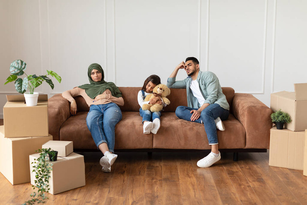 Familia cansada sentada en el sofá con cajas de cartón - Foto, Imagen