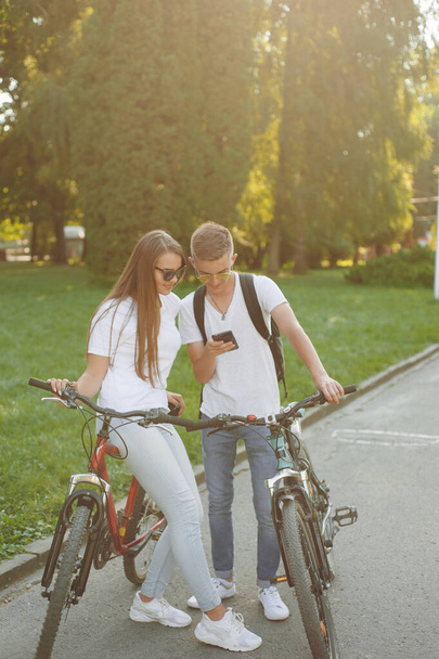 Пара їздити на велосипедах в літньому лісі
 - Фото, зображення