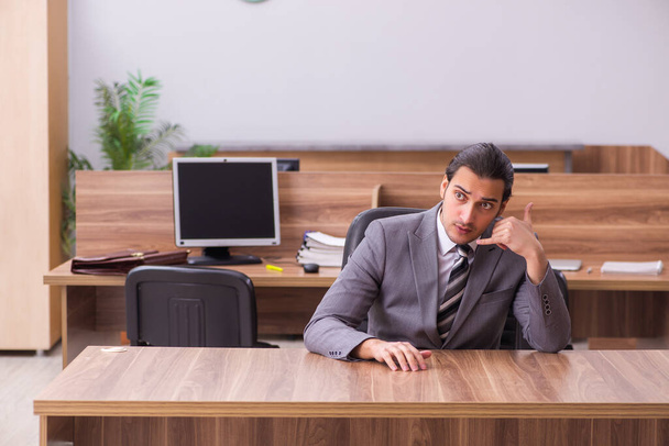 Young businessman employee sitting in the office - Φωτογραφία, εικόνα