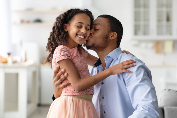 Αγαπώντας έναν Αφροαμερικάνο που φιλάει την κόρη του. - Φωτογραφία, εικόνα