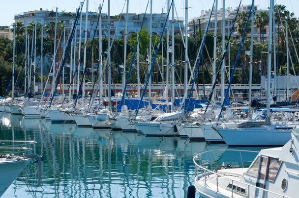 カンヌ、フランスに輝く青い海の美しいヨット - 写真・画像