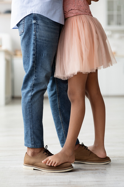Πόδια του πατέρα και της κόρης έχουν μάθημα χορού στο σπίτι - Φωτογραφία, εικόνα