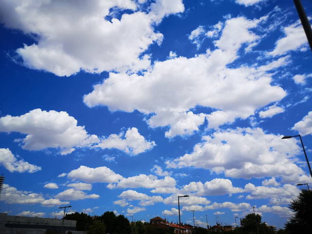 bewolkte lucht in Mostoles Zuid Madrid - Foto, afbeelding