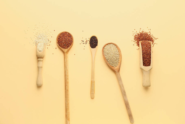 Verschiedene gesunde Quinoa auf farbigem Hintergrund - Foto, Bild