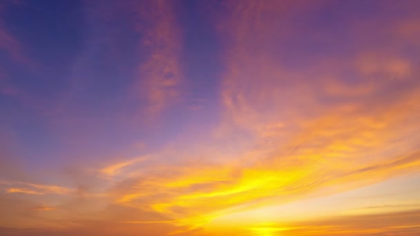 4K Time lapse of Majestic tramonto o alba paesaggio Incredibile luce della natura cielo nuvoloso e nuvole allontanarsi rotolamento 4k colorate nuvole tramonto scuro Filmato timelapse Bella luce della natura - Filmati, video