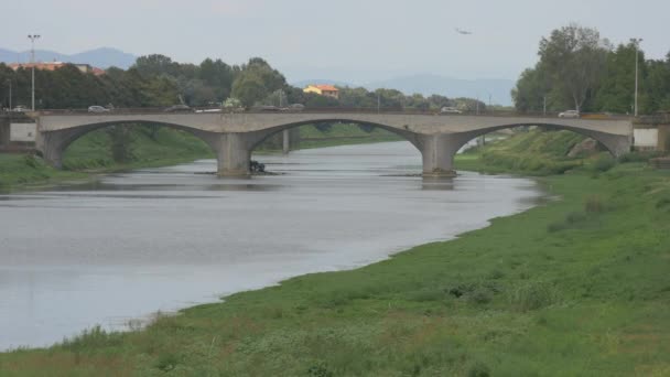 Eine Straßenbrücke über einen Fluss - Filmmaterial, Video