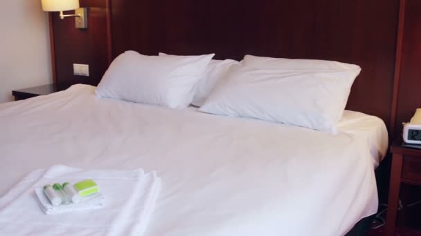 Ein Bett in einem Hotelzimmer - Filmmaterial, Video