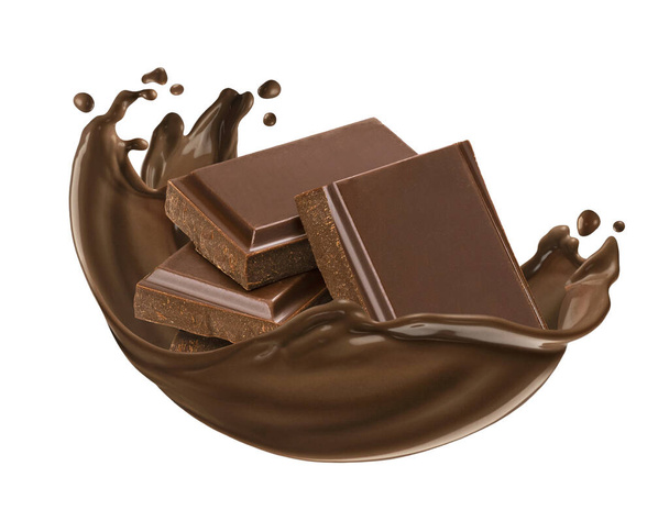 Pedazos de barra de chocolate con salpicadura de chocolate aislado sobre fondo blanco con camino de recorte - Foto, Imagen