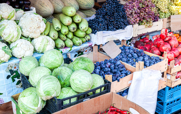 На фермерском рынке продаются различные свежие органические овощи и фрукты  - Фото, изображение