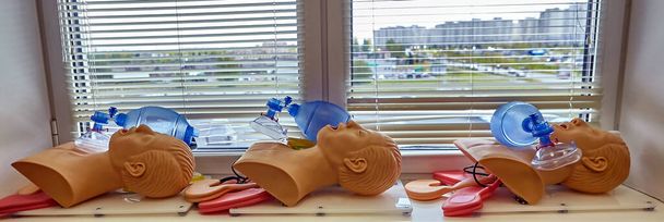 CPR ensiapu elvytys aikuinen mies elämän koko koulutus nukke malli, nukke kasvot lähikuva, yksityiskohtaisesti, mallinukke suu auki, lääketieteelliset laitteet. Ensihoitaja luokka koulutus yksinkertainen rekvisiitta abstrakti käsite - Valokuva, kuva