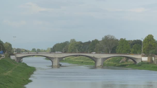 Egy közúti híd a folyó felett. - Felvétel, videó