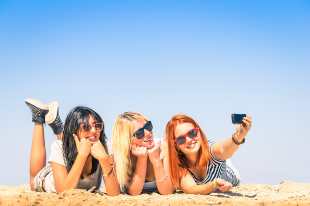 Ryhmä tyttöystäviä ottaa selfie rannalla - Käsite ystävyyden ja hauskaa kesällä uusia trendejä ja teknologiaa - Parhaat ystävät nauttivat hetkestä moderni älypuhelin
 - Valokuva, kuva