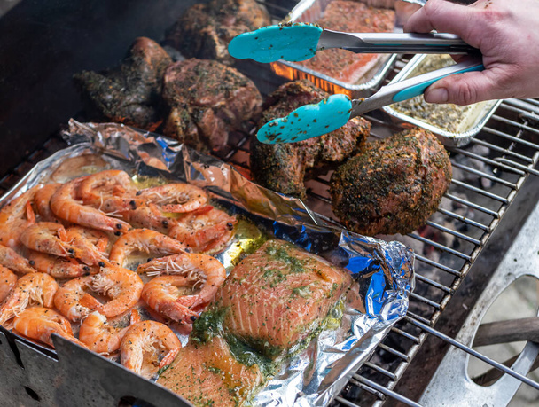 Rôti de viande et poisson sur le gril de charbon de bois - Photo, image