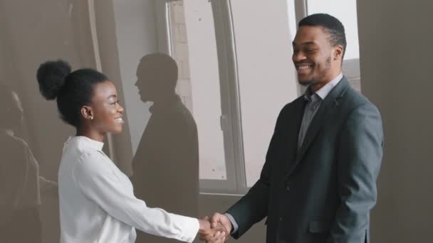 幸せなアフリカ系アメリカ人女性hr銀行のマネージャー保険会社の握手の仕事の申請者はインタビューで雇われる。上司は良い仕事のために感謝スーツを着て、従業員握手ビジネス女性を祝福 - 映像、動画