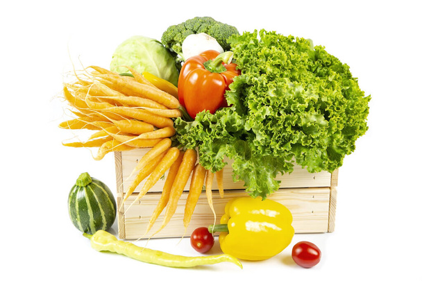 Fresh vegetables in wooden box - Foto, Imagen