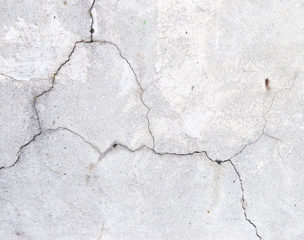 Тріщинна текстура стін. Тріснута бетонна стіна покрита цементною поверхнею як фон. Фрагмент стіни з подряпинами і тріщинами
 - Фото, зображення