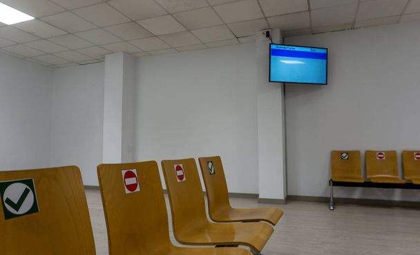 Salgın zamanında terk edilmiş bir hastanede muayene için bekleme odası - Fotoğraf, Görsel