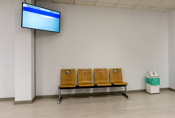 αίθουσα αναμονής για διαβουλεύσεις σε εγκαταλελειμμένο νοσοκομείο σε περιόδους πανδημίας - Φωτογραφία, εικόνα