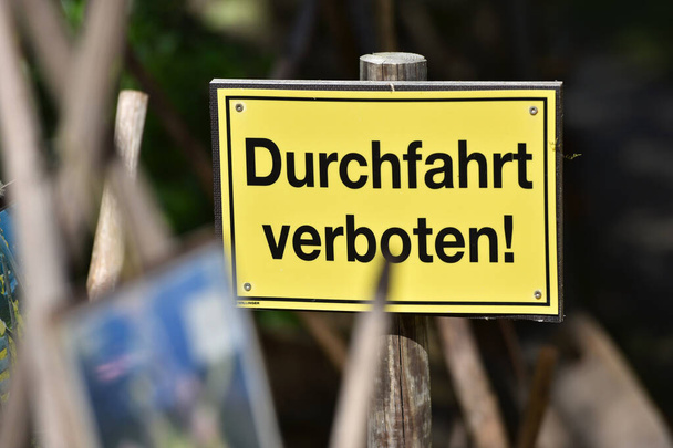 オーストリアで「通行禁止」に署名 - 写真・画像