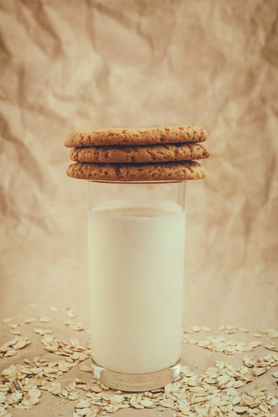 vidro de biscoitos de leite e aveia sobre fundo de papel amassado - Foto, Imagem