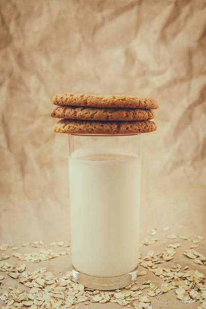 vidro de biscoitos de leite e aveia sobre fundo de papel amassado - Foto, Imagem