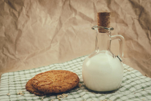 carafe de biscuits au lait et à l'avoine sur fond de papier froissé - Photo, image