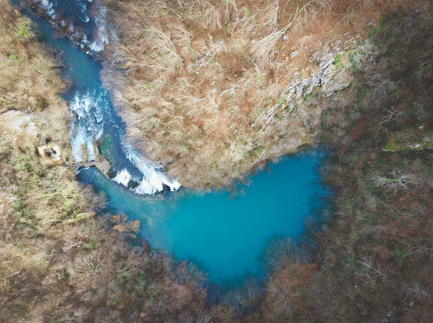 川の流れに石のカスケードと山の森の奥深くに隠された美しいSluncica川の空中ショット - 写真・画像