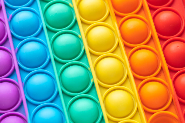 Close-up de um brinquedo pop-it. Conceito de verão e arco-íris - Foto, Imagem