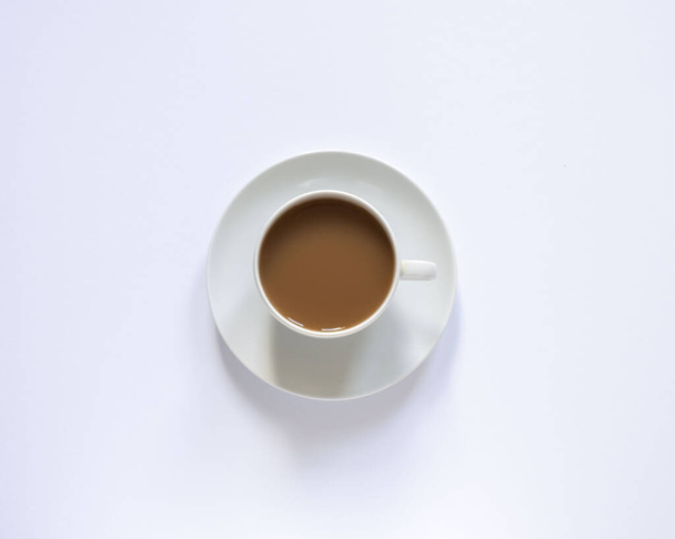 біла чашка з кавою на білому
 - Фото, зображення