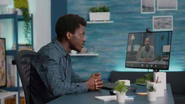 Hombre afroamericano hablando usando video conferencia en línea - Imágenes, Vídeo