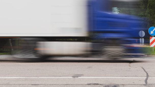 Motion blurred truck moving at high speed. - Foto, afbeelding