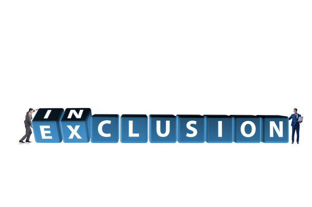 Uomo d'affari girando cubi nel concetto di inclusione ed esclusione - Foto, immagini