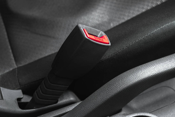 Ζώνη ασφαλείας οδηγού στο μοντέρνο μαύρο εσωτερικό αυτοκίνητο με μαύρα καθίσματα, έννοια της ασφάλειας  - Φωτογραφία, εικόνα