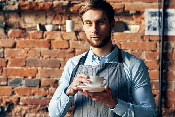 férfi pincér kötény kávé csésze munka szakmai kávézó - Fotó, kép