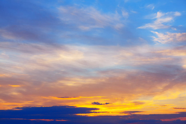 Cielo colorido por la mañana. Luz suave amanecer - Foto, Imagen