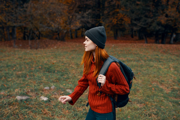 mujer con mochila en su espalda senderismo sombrero de viaje modelo suéter - Foto, Imagen