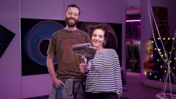 Dva malíři stojí s malířskými nástroji  - Fotografie, Obrázek