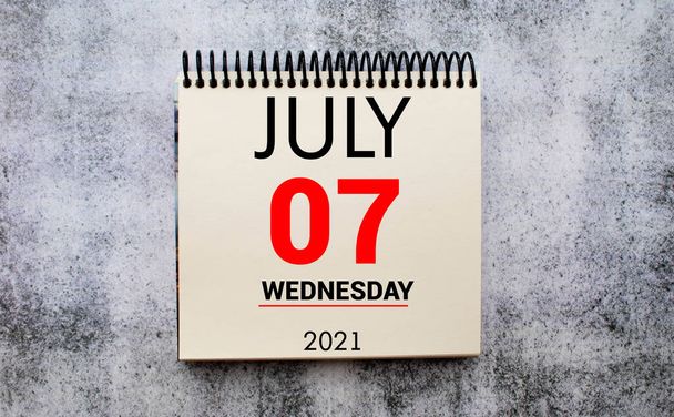 Guardar la fecha escrita en un calendario - 07 de julio. - Foto, imagen