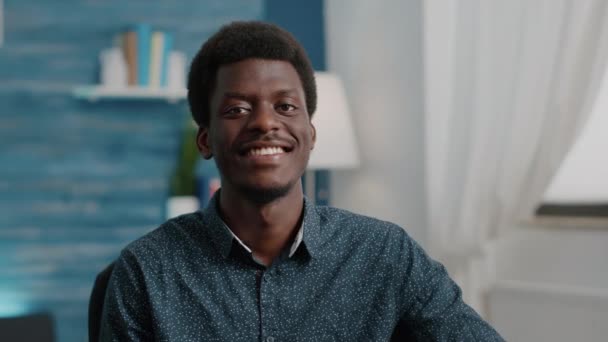 Close up portret uroczy przystojny afrykański mężczyzna uśmiecha się do kamery - Materiał filmowy, wideo