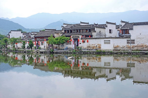 午前中にHongcun村の水の反射。Hongcun村、安徽省中国。中国で最も魅力的な古代の村の一つ - 写真・画像