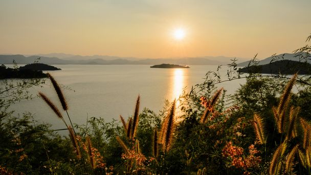 Високий кут зору красиве озеро на заході сонця
 - Фото, зображення