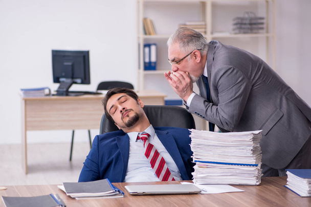Dos empleados masculinos y demasiado trabajo en la oficina - Foto, Imagen