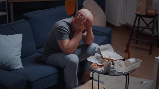 Hombre solitario estresado con dolor de cabeza sentirse vulnerable - Metraje, vídeo